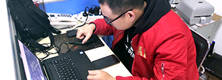 至元機(jī)房監(jiān)控技術(shù)工程師為客戶現(xiàn)場(chǎng)調(diào)試